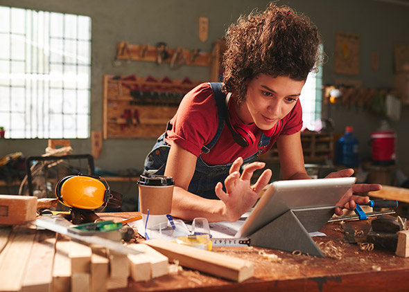 Femme qui travaille sur sa tablette